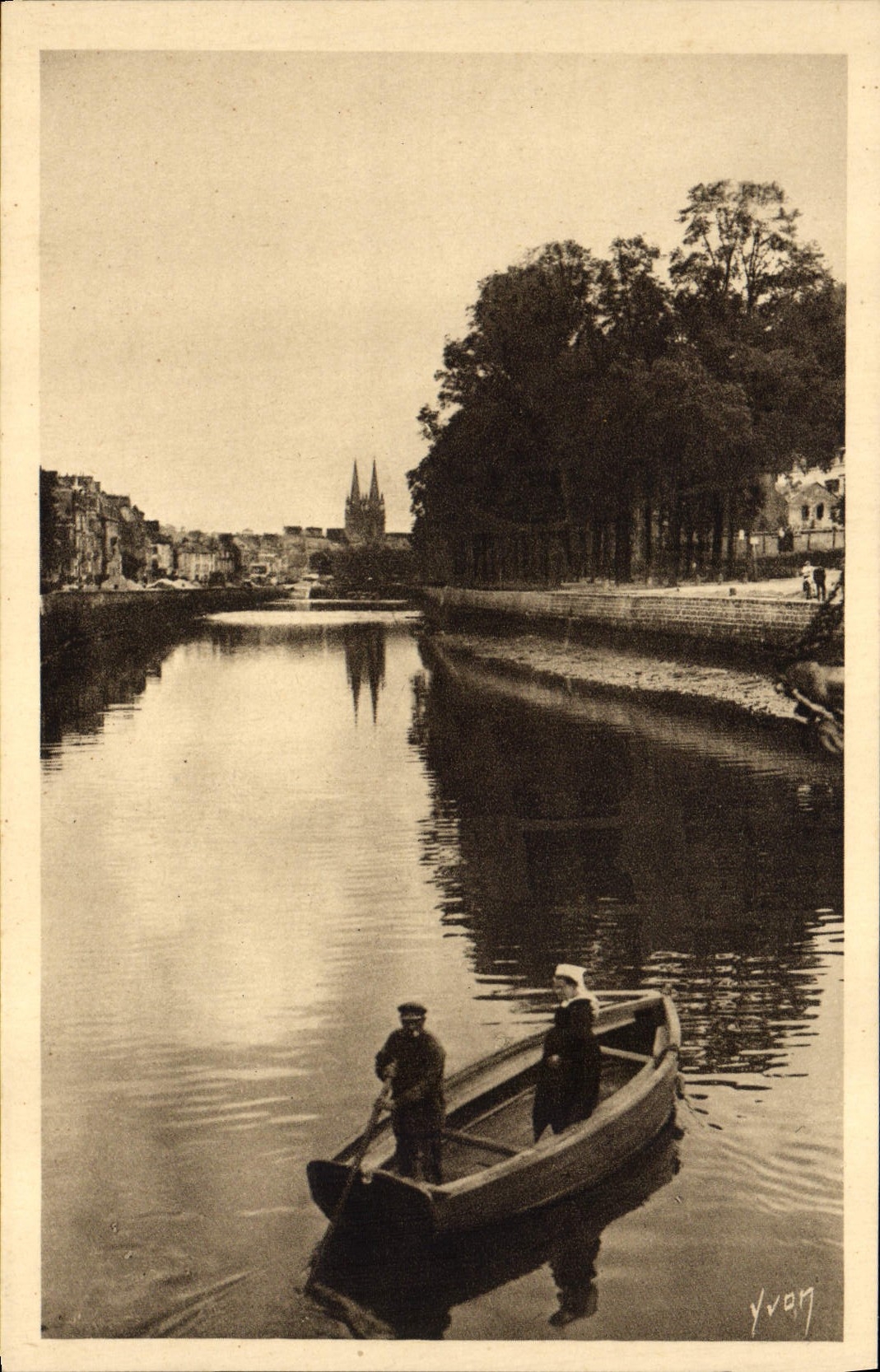 CPA Quimper Le Passeur de l'Odet Bateau Folklore