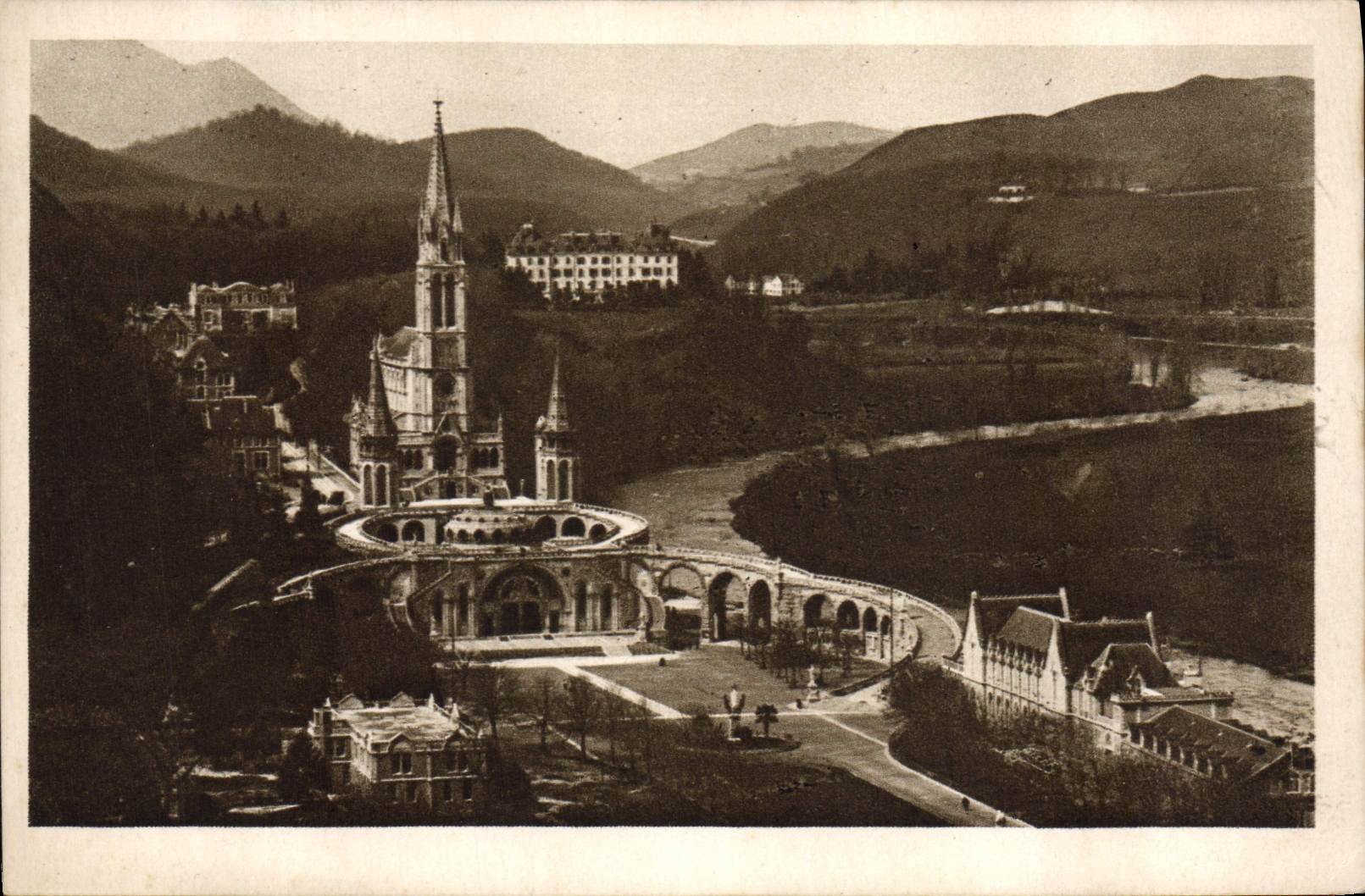 CPA Lourdes La Basilique Vue du Chateau