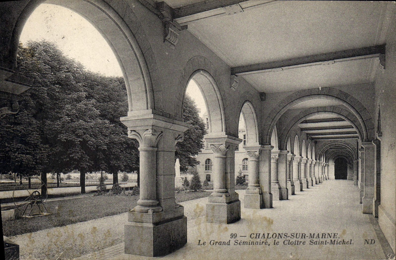CPA Chalons sur Marne Le Grand Seminaire Le Cloitre Saint Michel