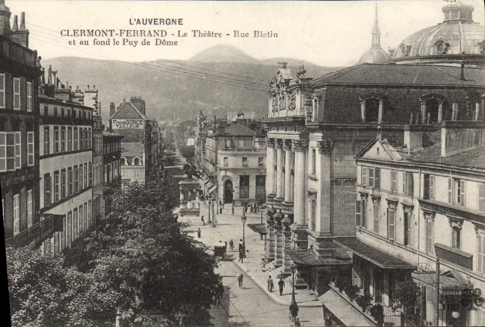 Clermont-Ferrand — Le Théâtre et Rue Blatin — Puy de Dôme en arrière-plan