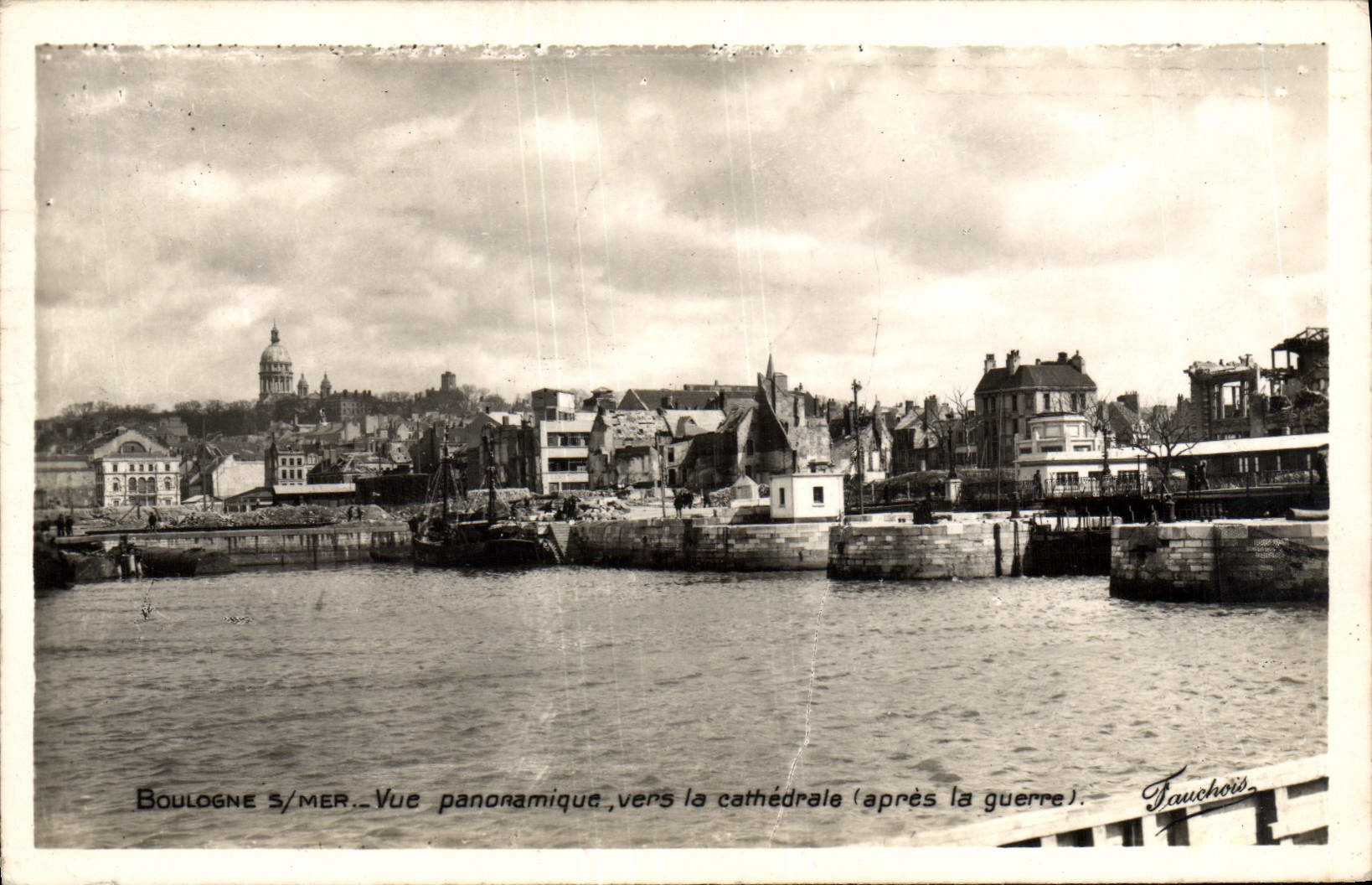 Boulogne-sur-Mer — Panoramablick Richtung Kathedrale (nach dem Krieg) — Tauxchois
