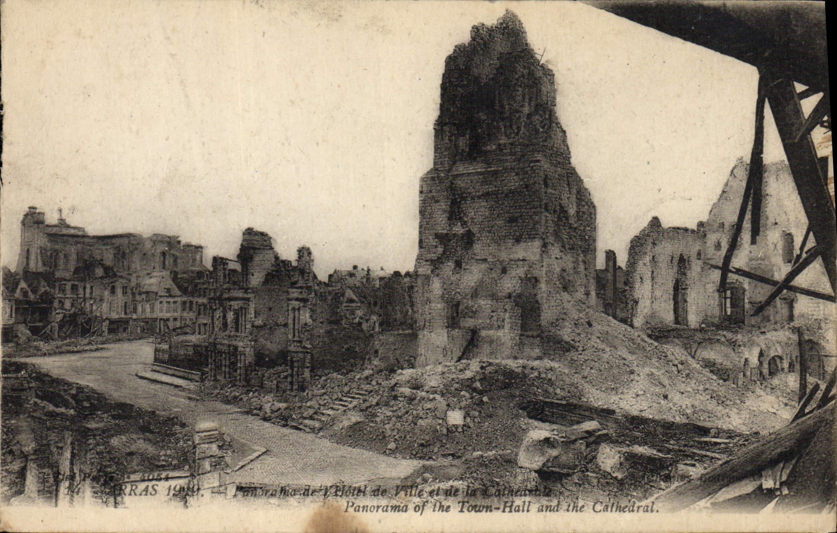 Arras 1919 — Panorama du Vieux-Ville et de la Cathédrale — Éditeur : ERRAS