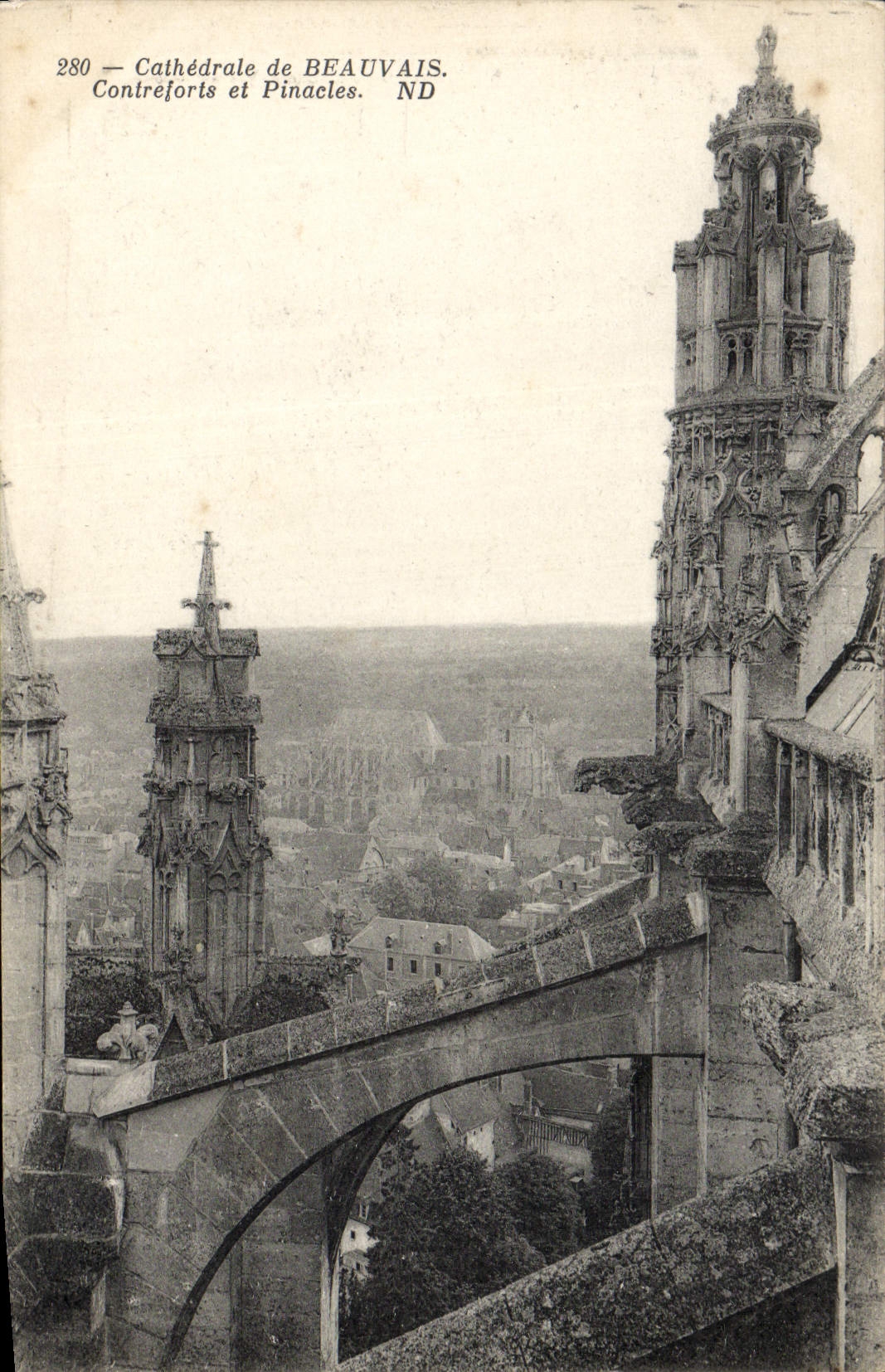Kathedrale von BEAUVAIS — Strebepfeiler und Spitzbögen — ND