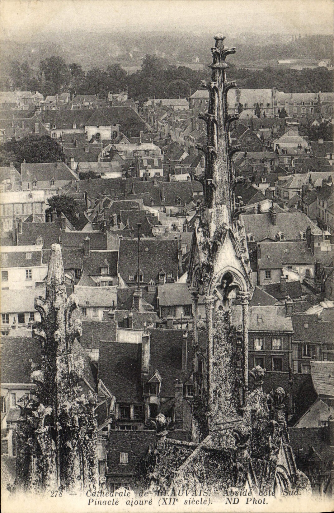 Cathédrale de Beauvais — Pinacle ajouré (XIIe siècle) — Abside côté Sud — ND Phot. n°278