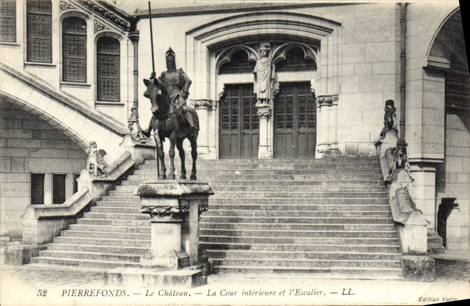 CPA Pierrefonds Le Chateau La Cour Interieure et L'Escalier Chevalier Cheval