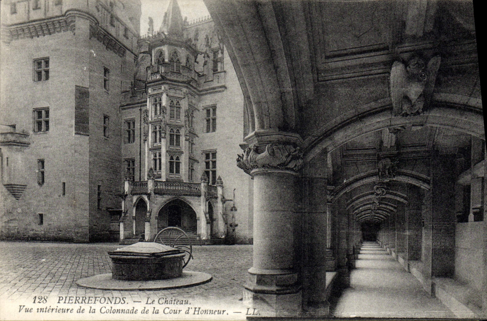 Pierrefonds — Vue intérieure de la Colonnade de la Cour d'Honneur — LL, n°128