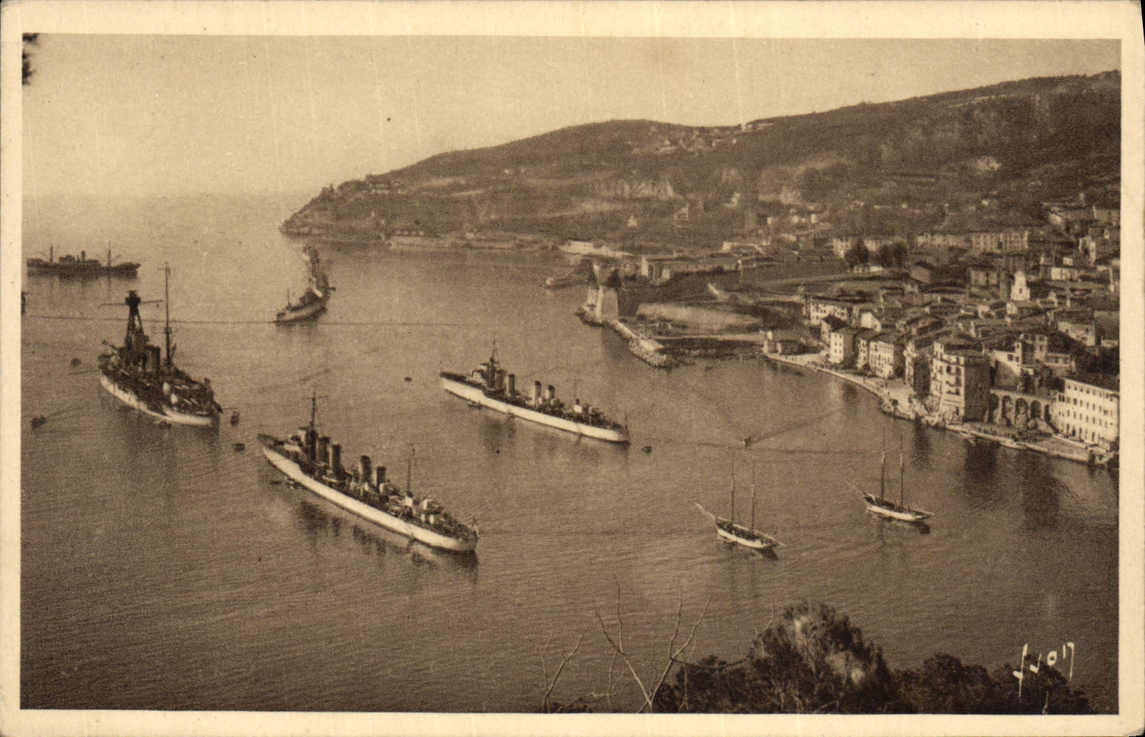 Villefranche-sur-Mer — L'Escadre en rade — Éditions d'Art Yvot, Paris