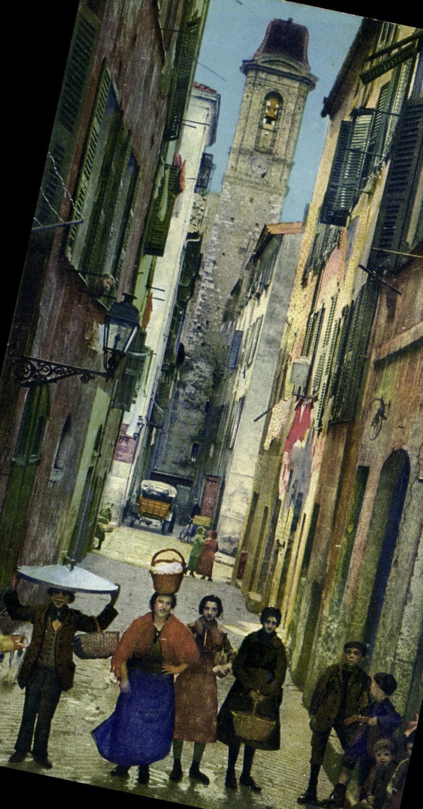 CPA Nice Une rue de la Vieille Ville Femme Enfants