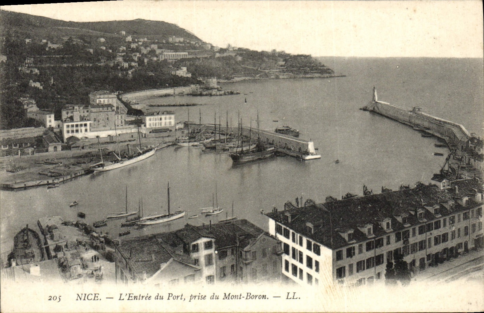 CPA Nice L'Entree du Port Prise du Mont Boron Bateaux