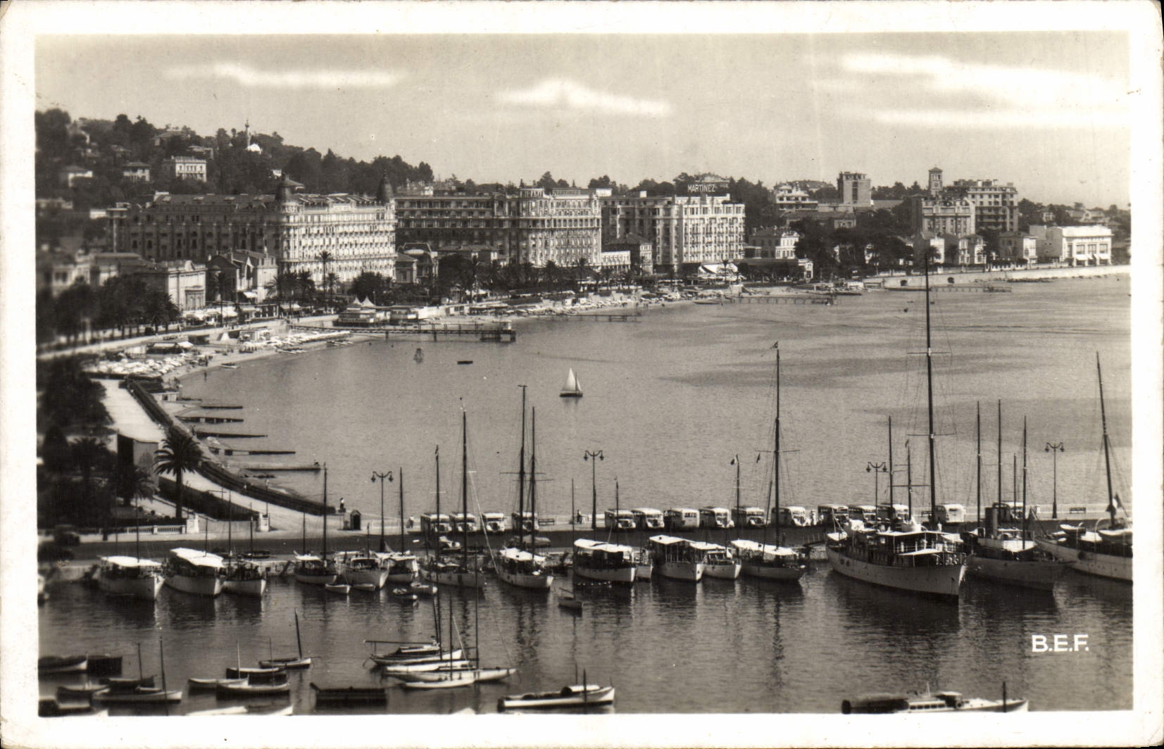 CPM Cannes Vue sur le Port Croisette Bateaux