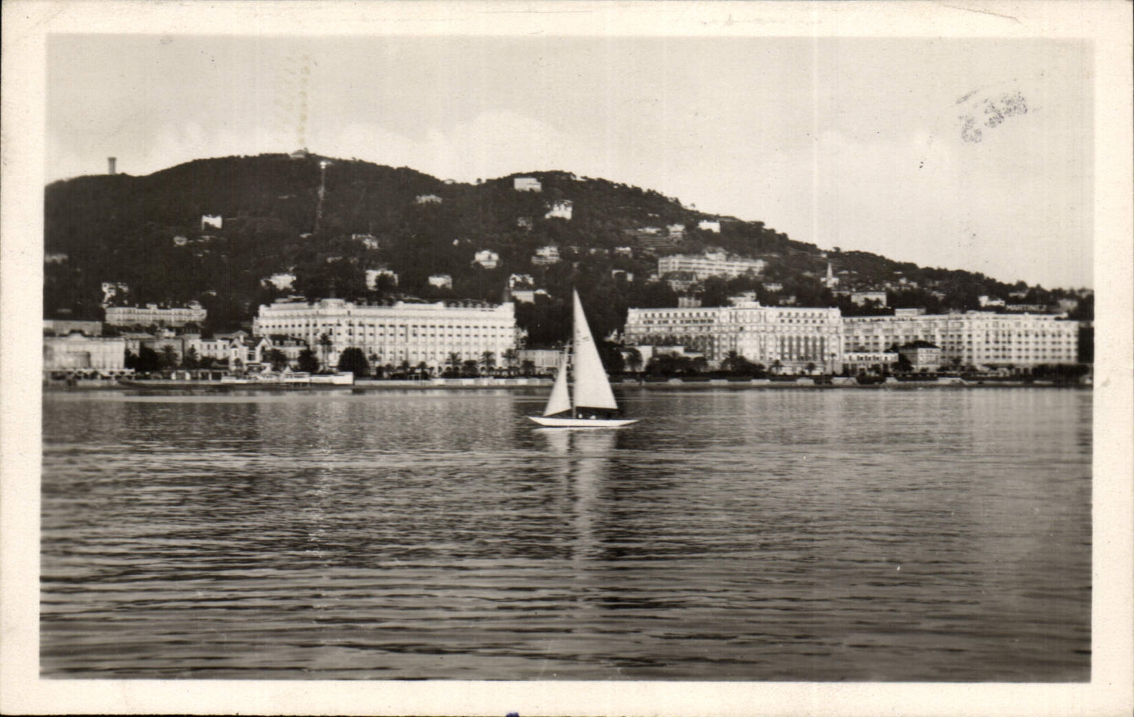 CPM Cannes Les Hotels de la Croisette Vue Prise de la Mer