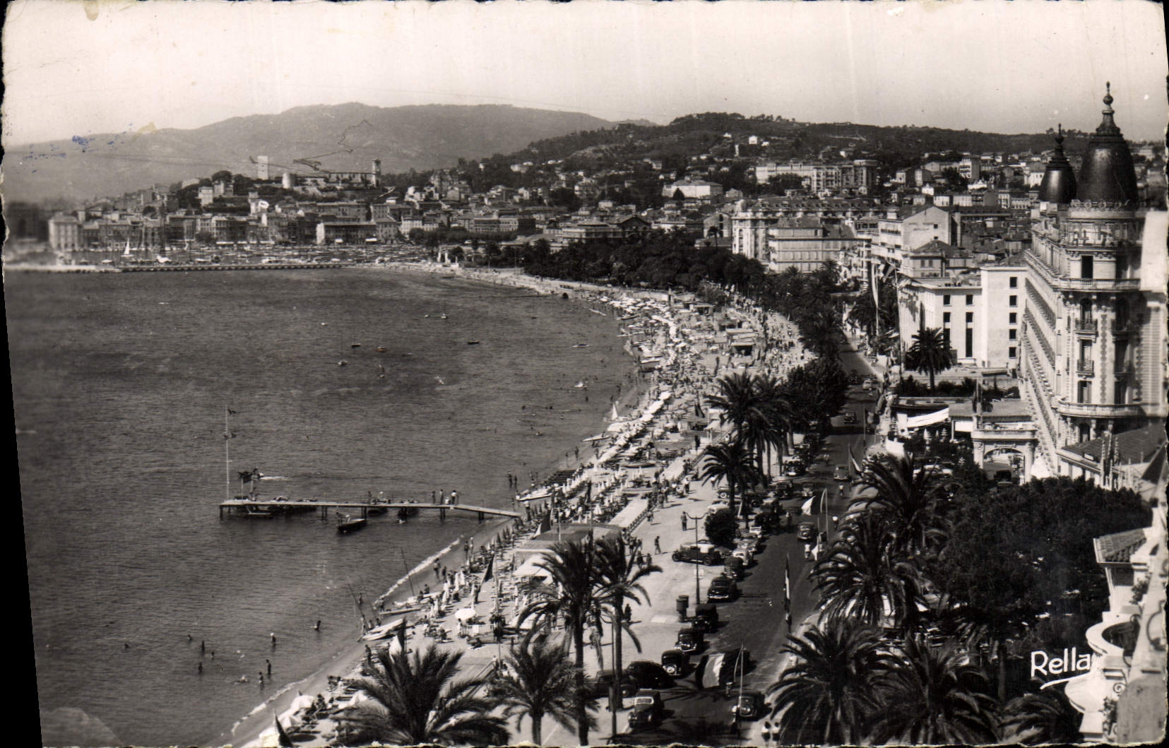 CPM Cannes Le Boulevard de la Croisette et le Mont Chevalier