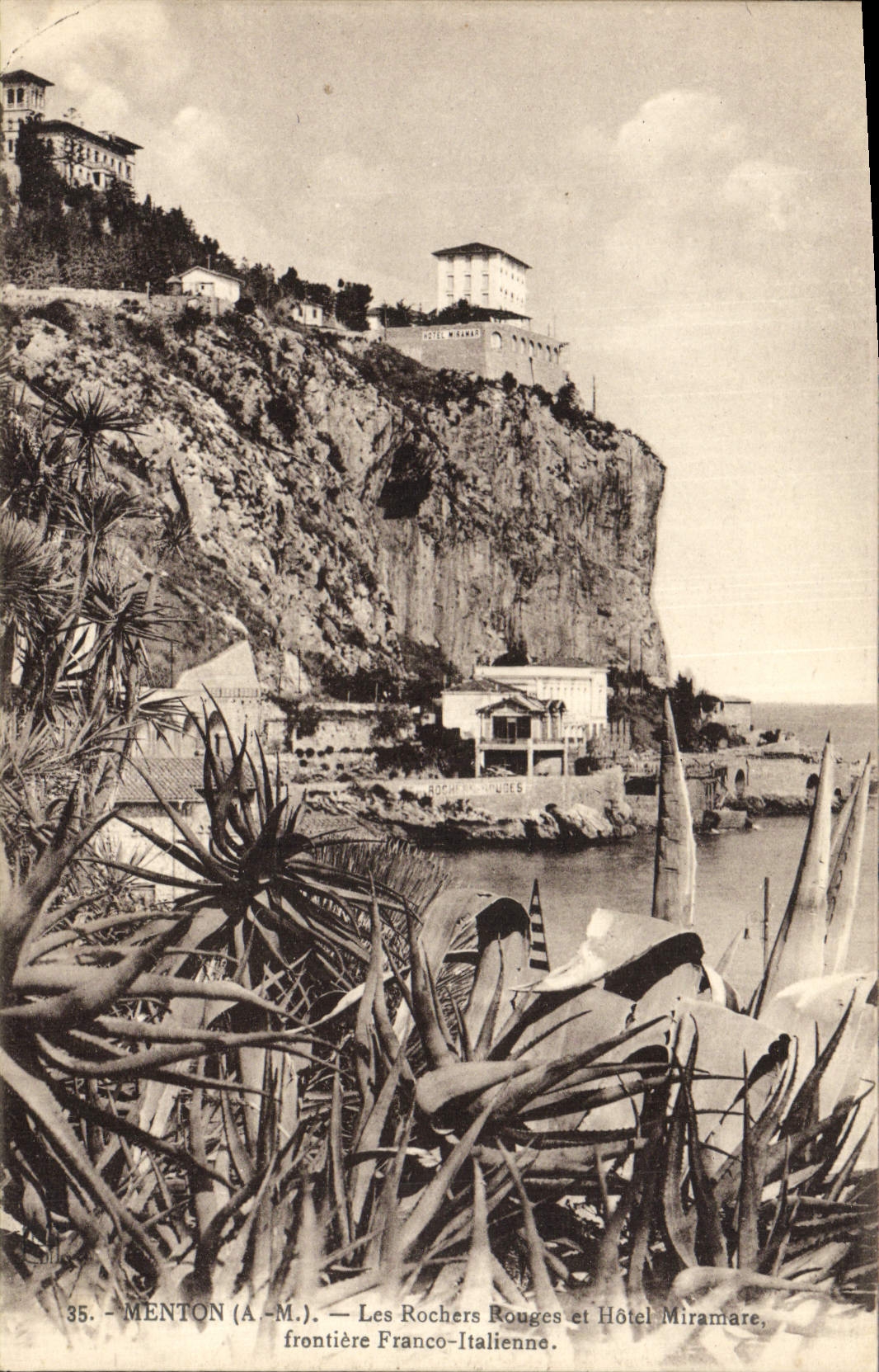 CPA Menton Les Rochers Rouges et Hotel Miramare Frontiere franco italienne