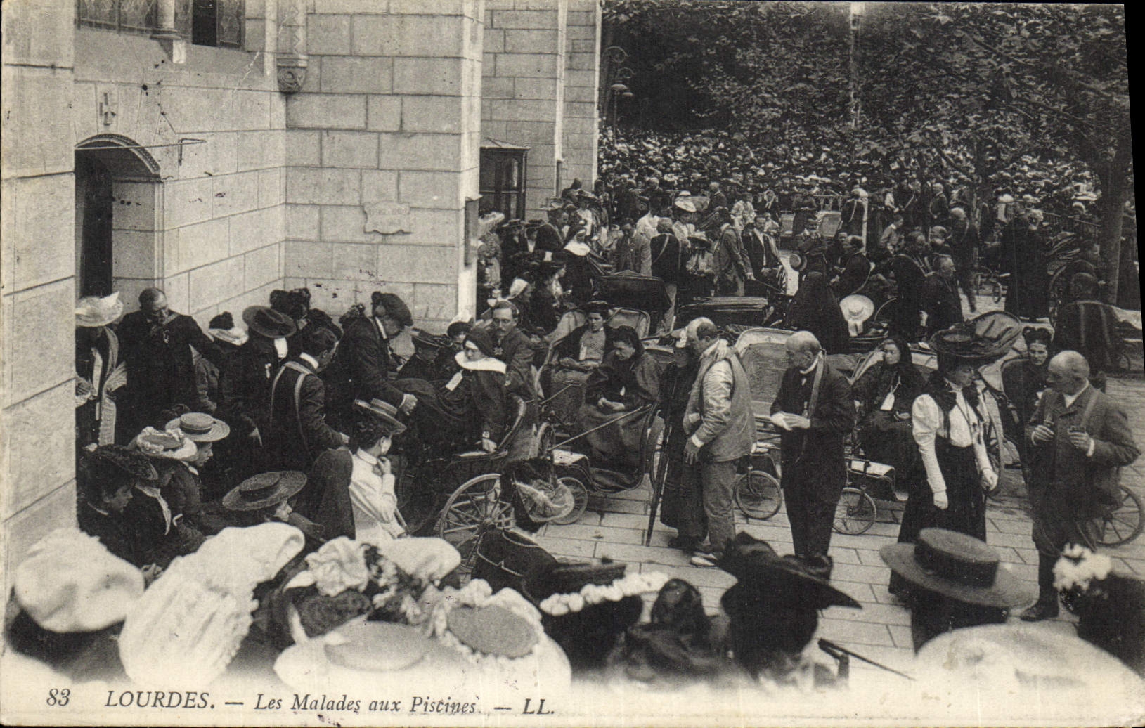 CPA Lourdes Les Malades aux Piscines
