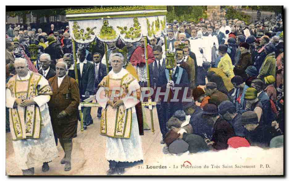 CPA Lourdes La Procession du Tres Saint Sacrement
