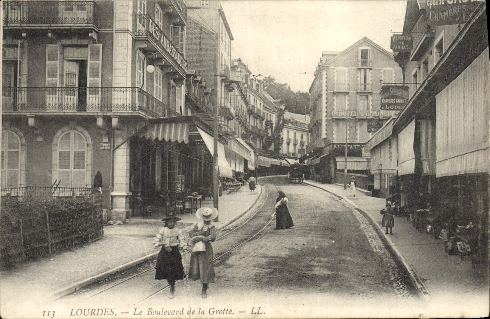 CPA Lourdes Le Bouievard de la Grotte