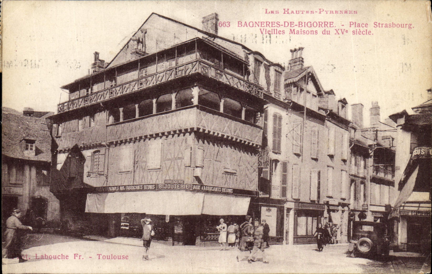 Bagnères-de-Bigorre - Platz Strasbourg. Alte Häuser aus dem 16. Jahrhundert.