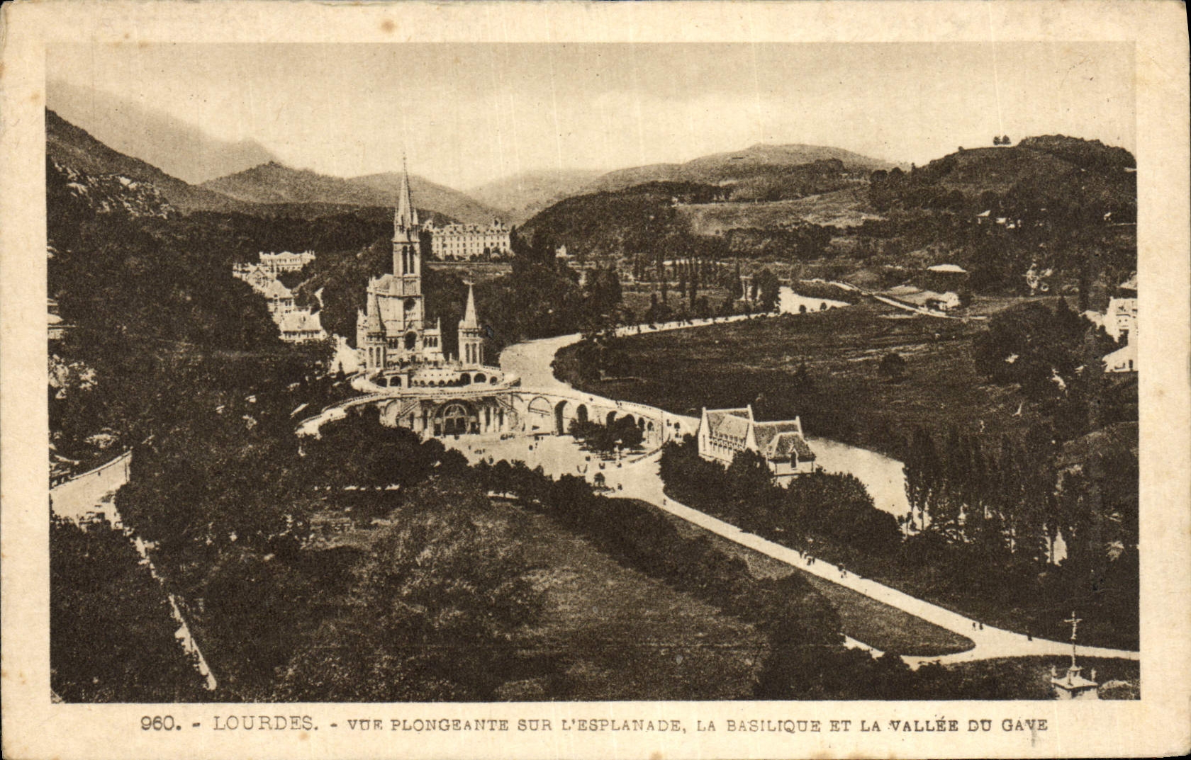 CPA Lourdes Vue Plongeante sur L'Esplanade La Basilique et la Vallee du Gave