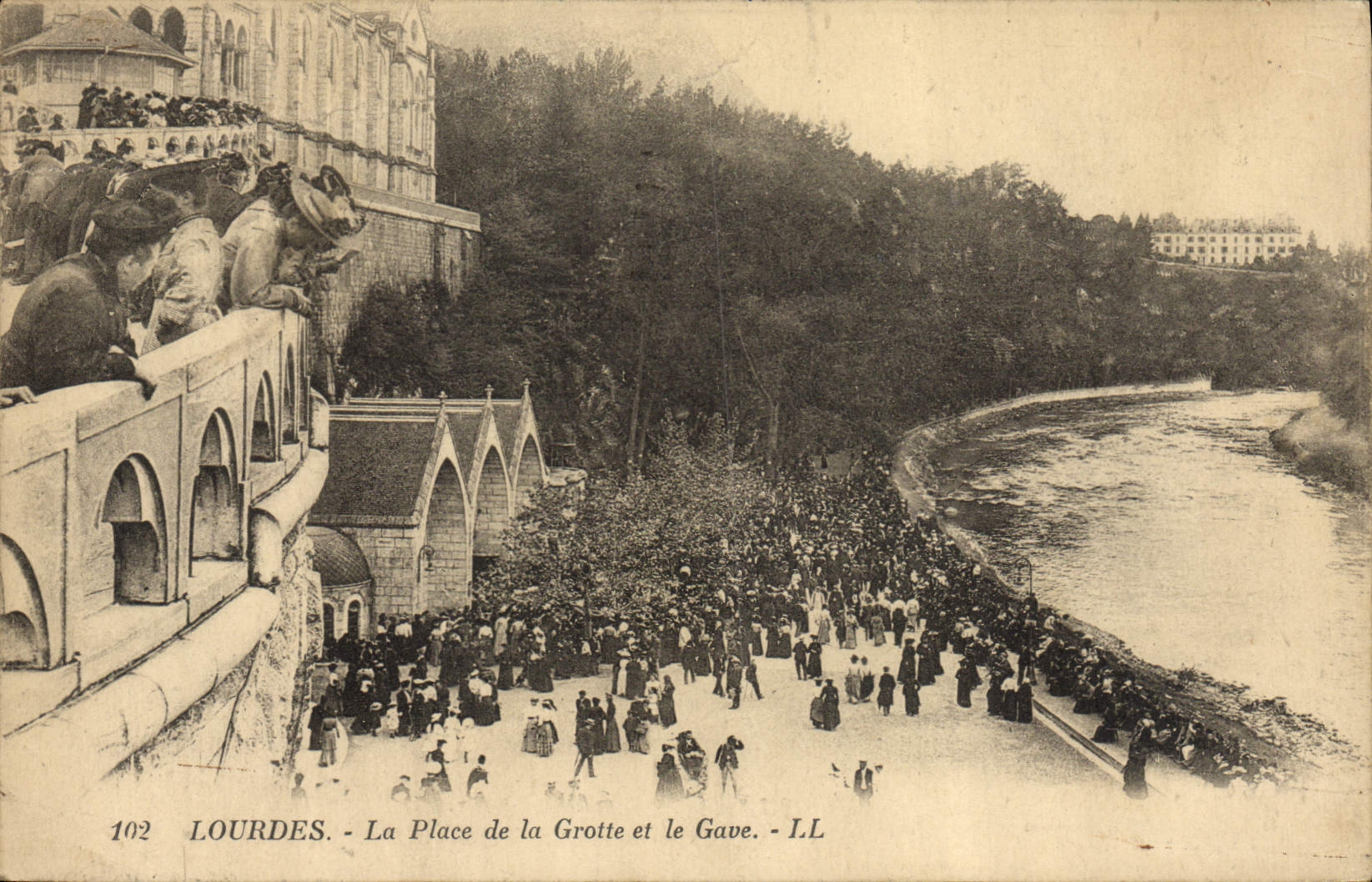 CPA Lourdes La Place de la Grotte et le Gave