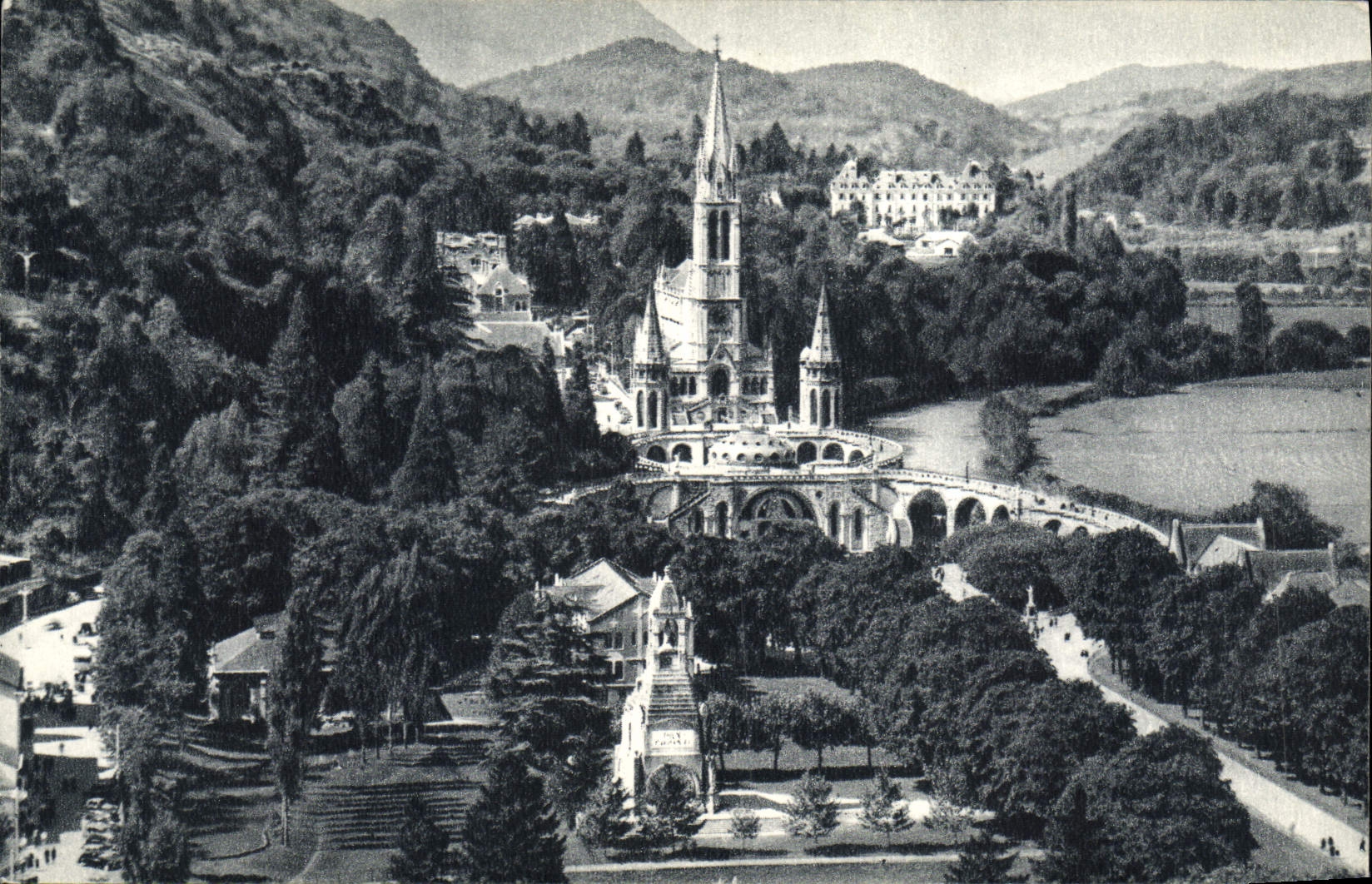 CPA Lourdes La Basilique et le Monument Interallie Vus di Chateau Fort