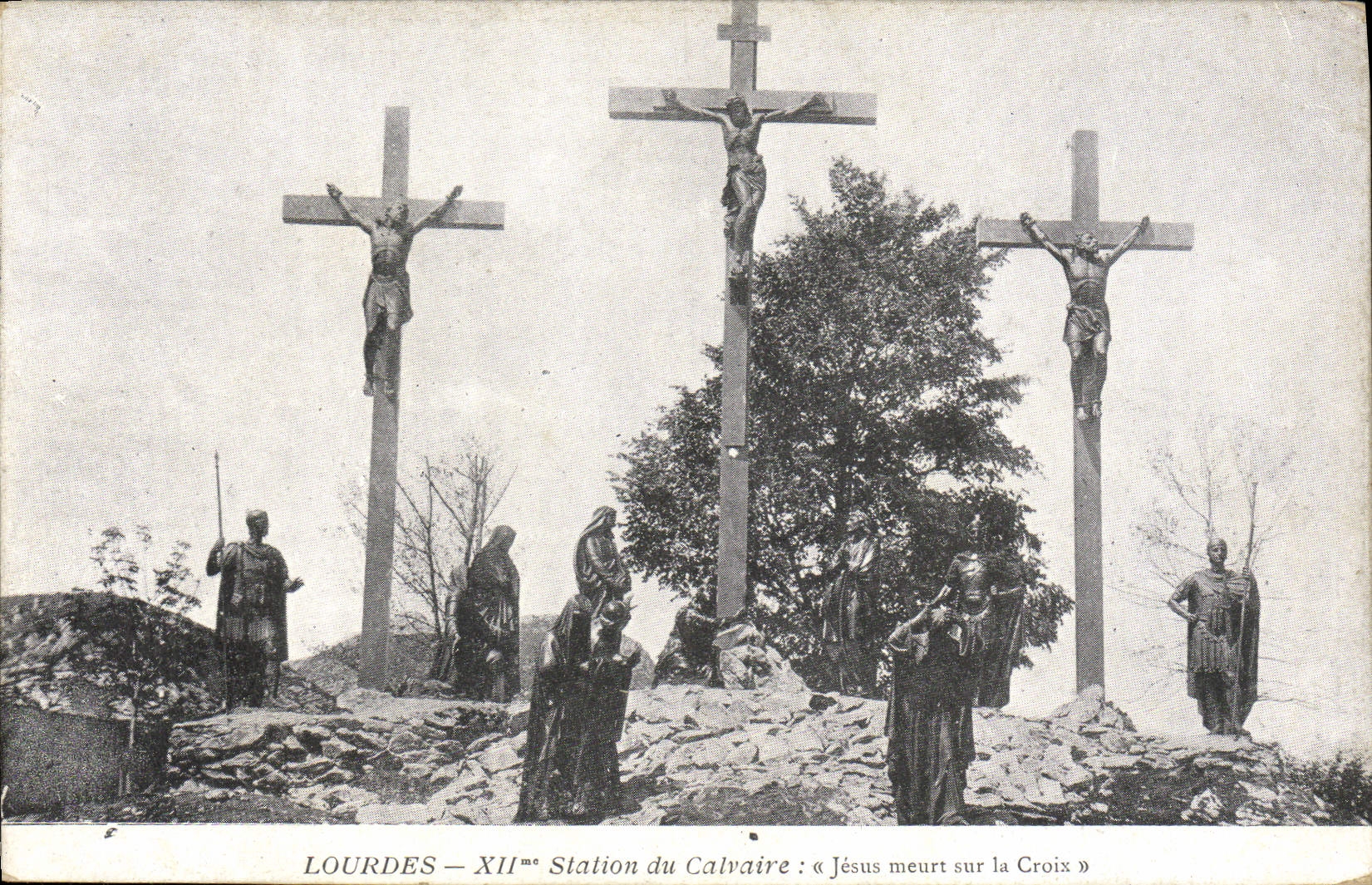 CPA Lourdes 12eme Station du Calvaire Jesus meurt sur la Croix