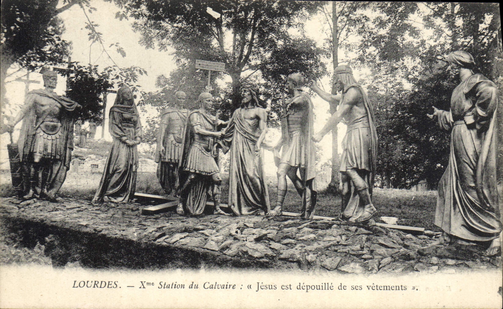 CPA Lourdes 10eme Station du Calvaire Jesus est depuille de ses vetements