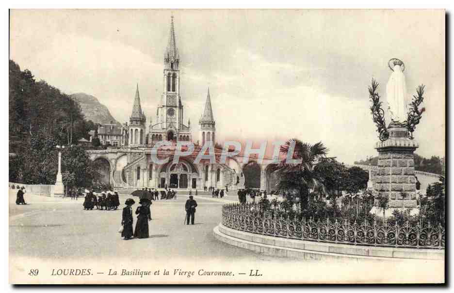 CPA Lourdes La Basilique et la Vierge Couronnee