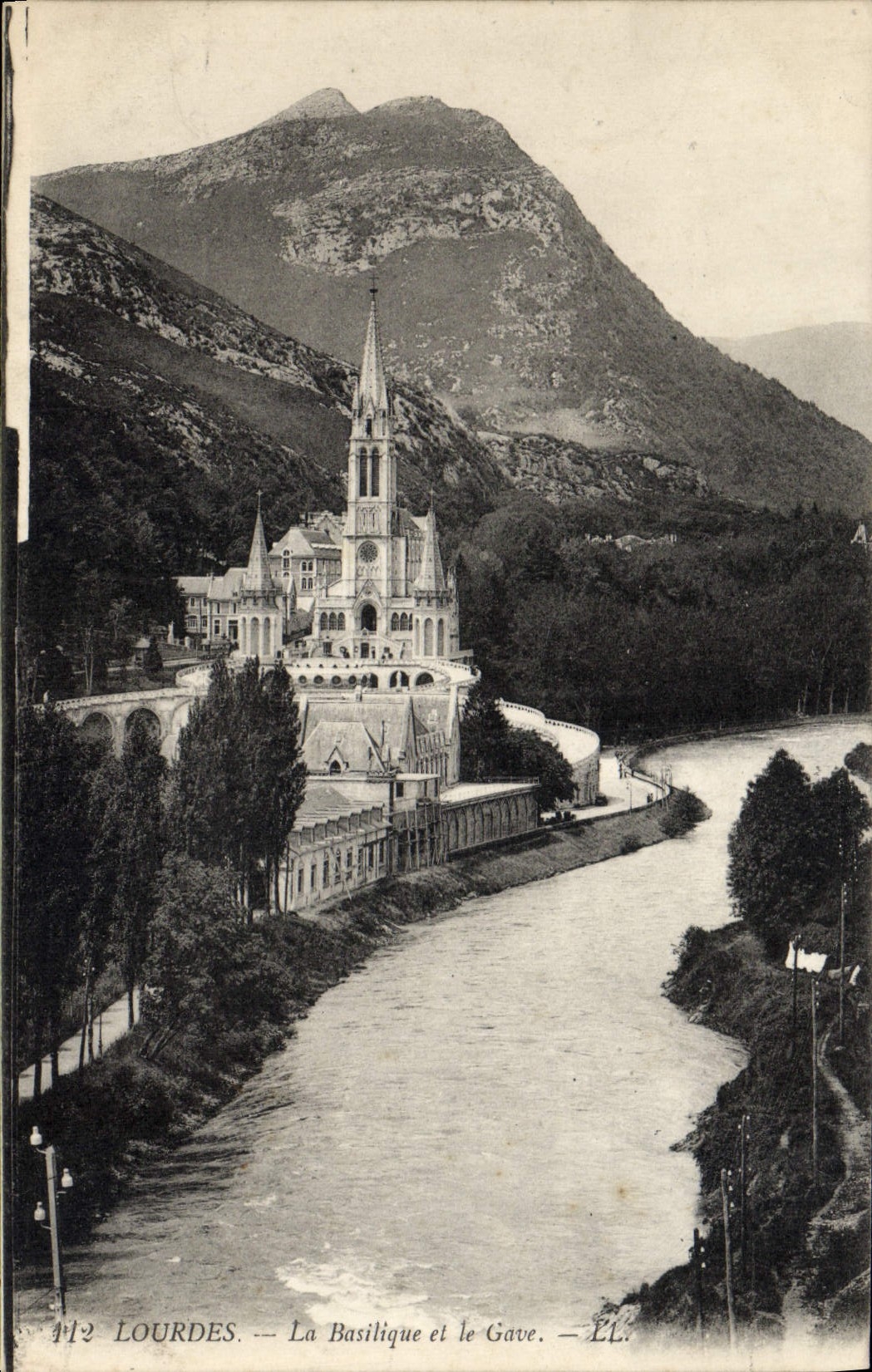CPA Lourdes La Basilique et le Gave