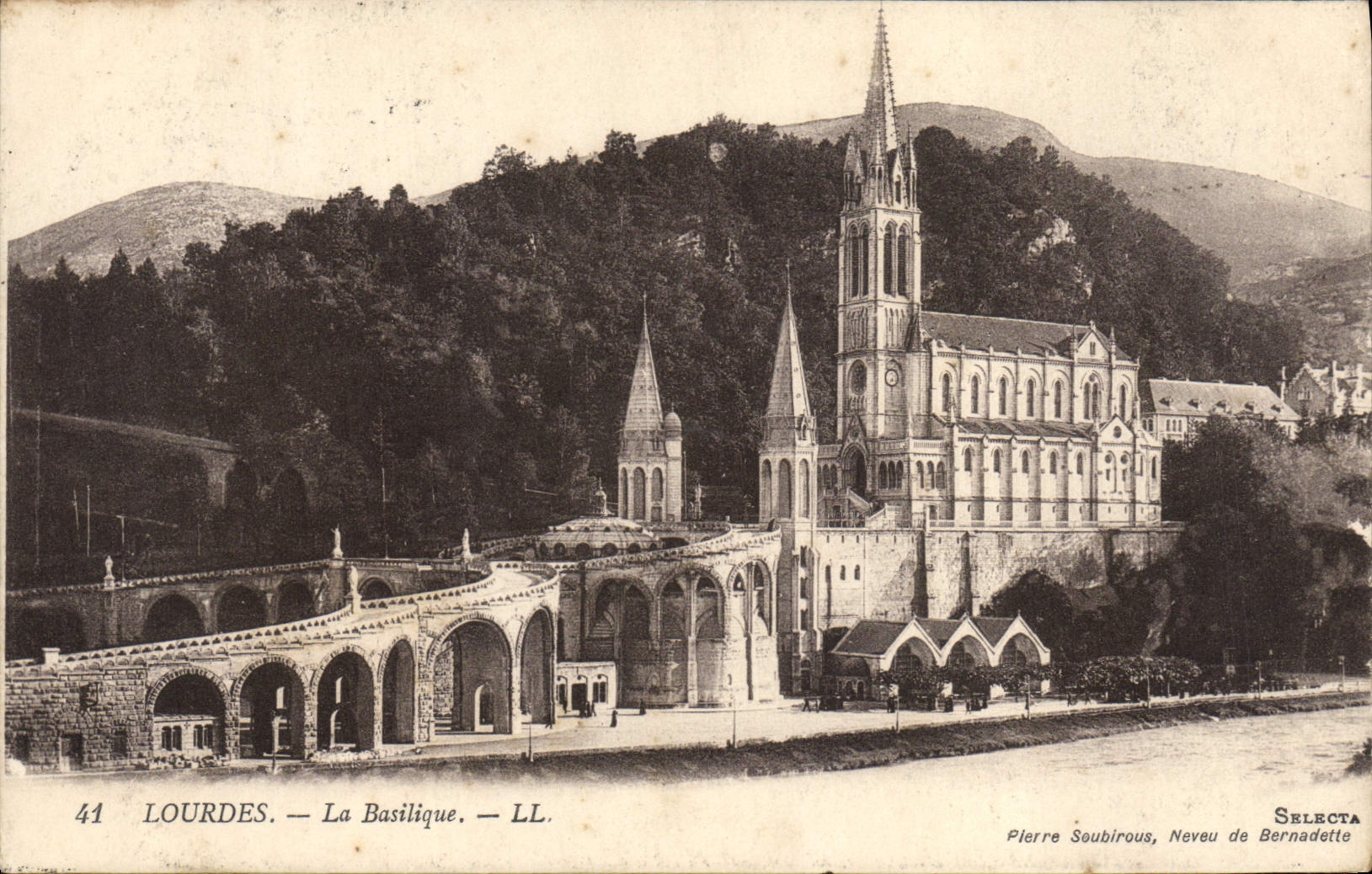 CPA Lourdes La Basilique