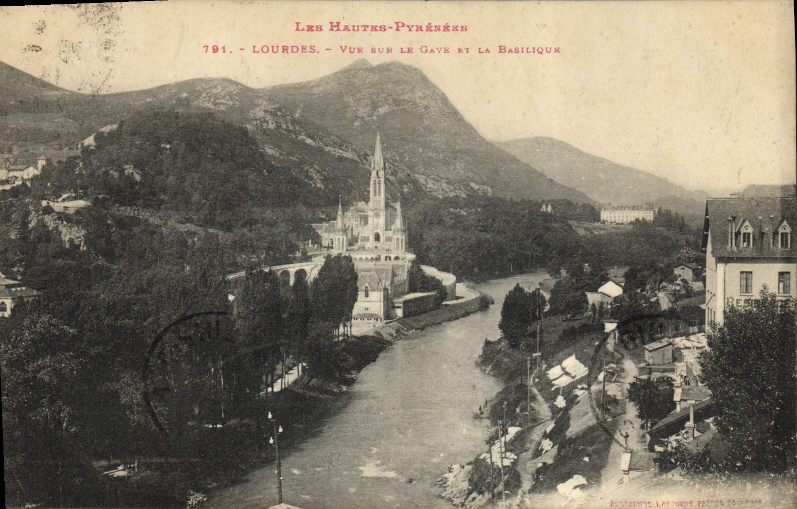 CPA Lourdes Vue sur la Gave et la Basilique