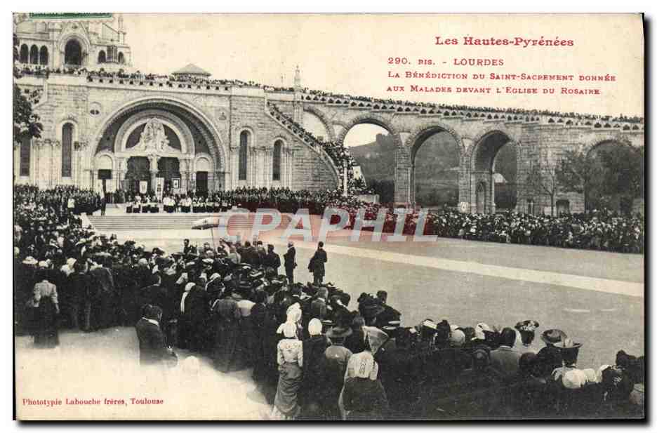 CPA Lourdes Le Benediction de Saint Sacrement donnee aux malades devant l'eglise du rosaire 