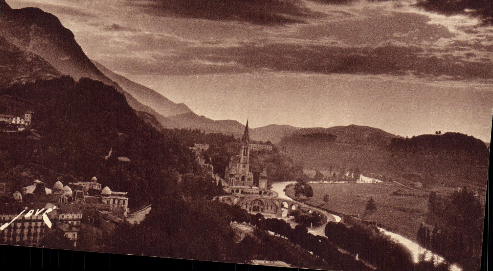 CPA Lourdes La Basilique Vue du Chateau