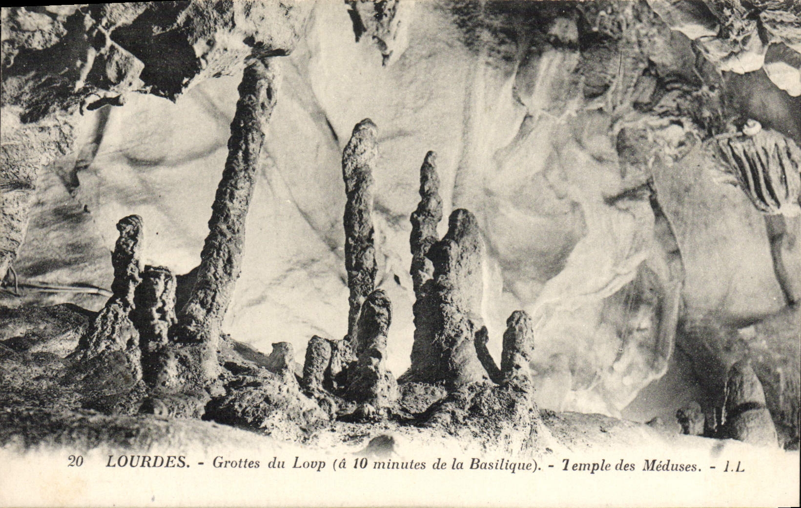 CPA Lourdes Grottes du Loup Temple des Meduses