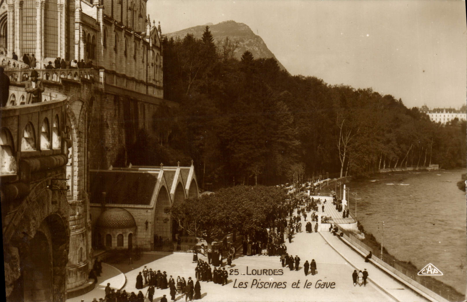 CPA Lourdes Les Piseines et le Gave