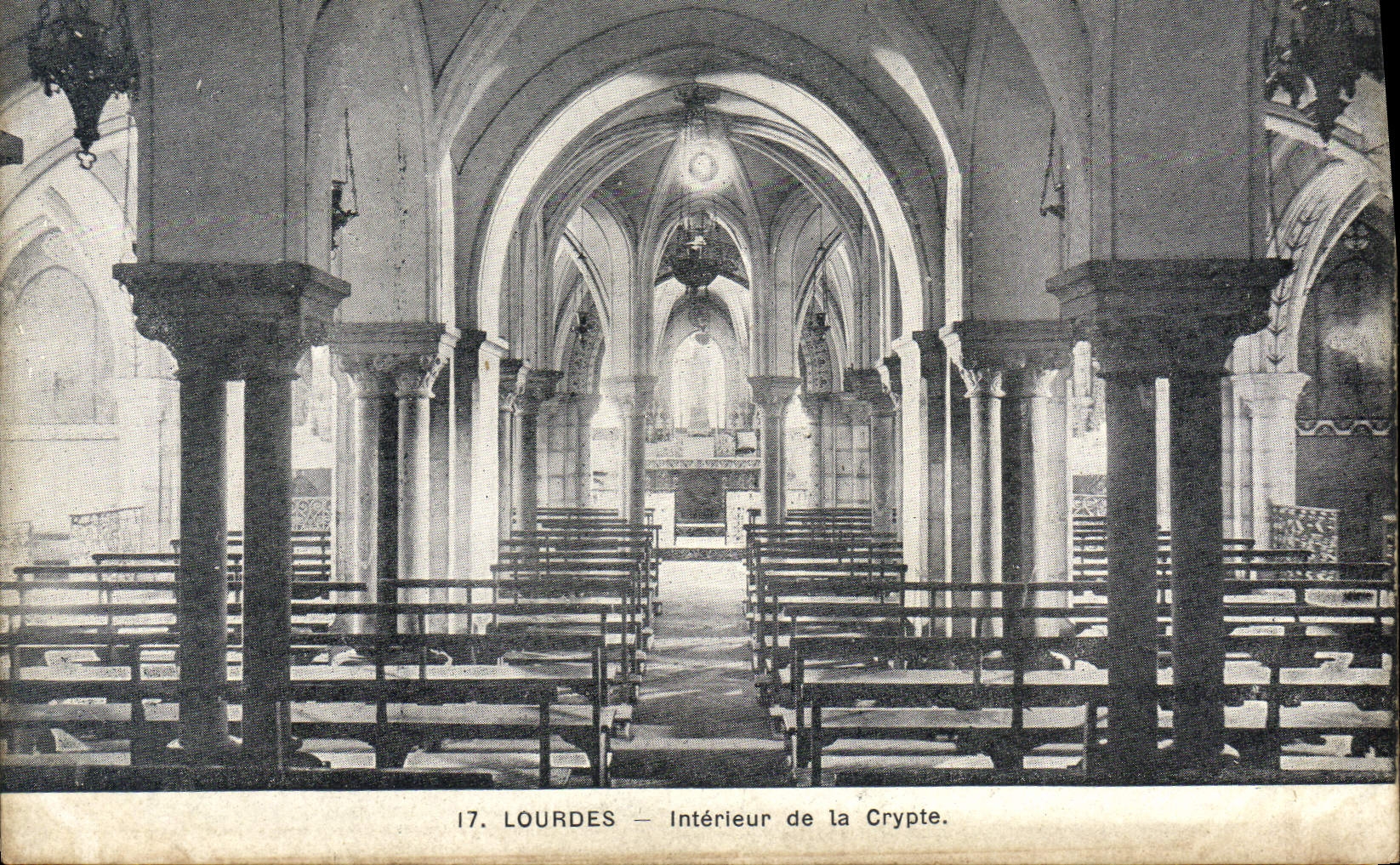 CPA Lourdes Interieur de la Crypte