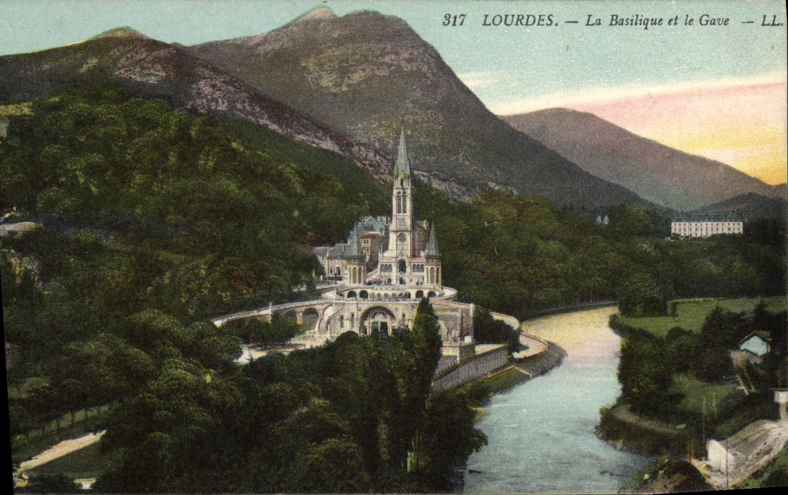 CPA Lourdes La Basilique et le Gave