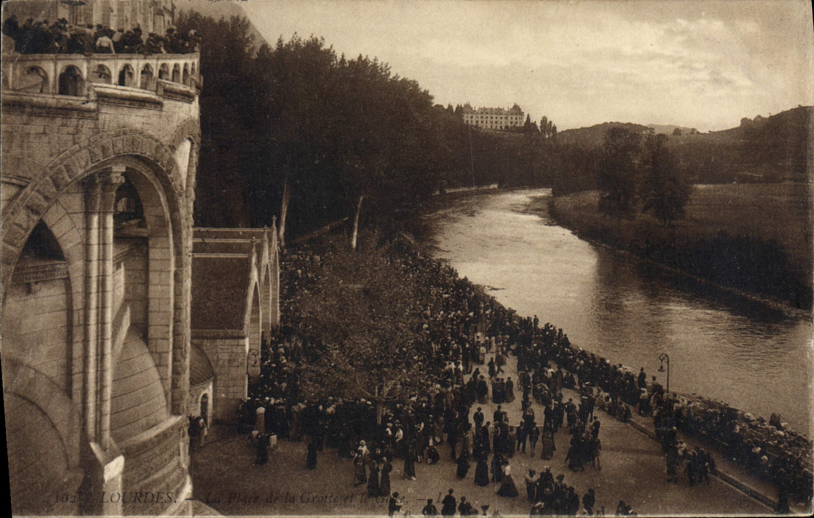 CPA Lourdes La Place de la Grotte et le Gave