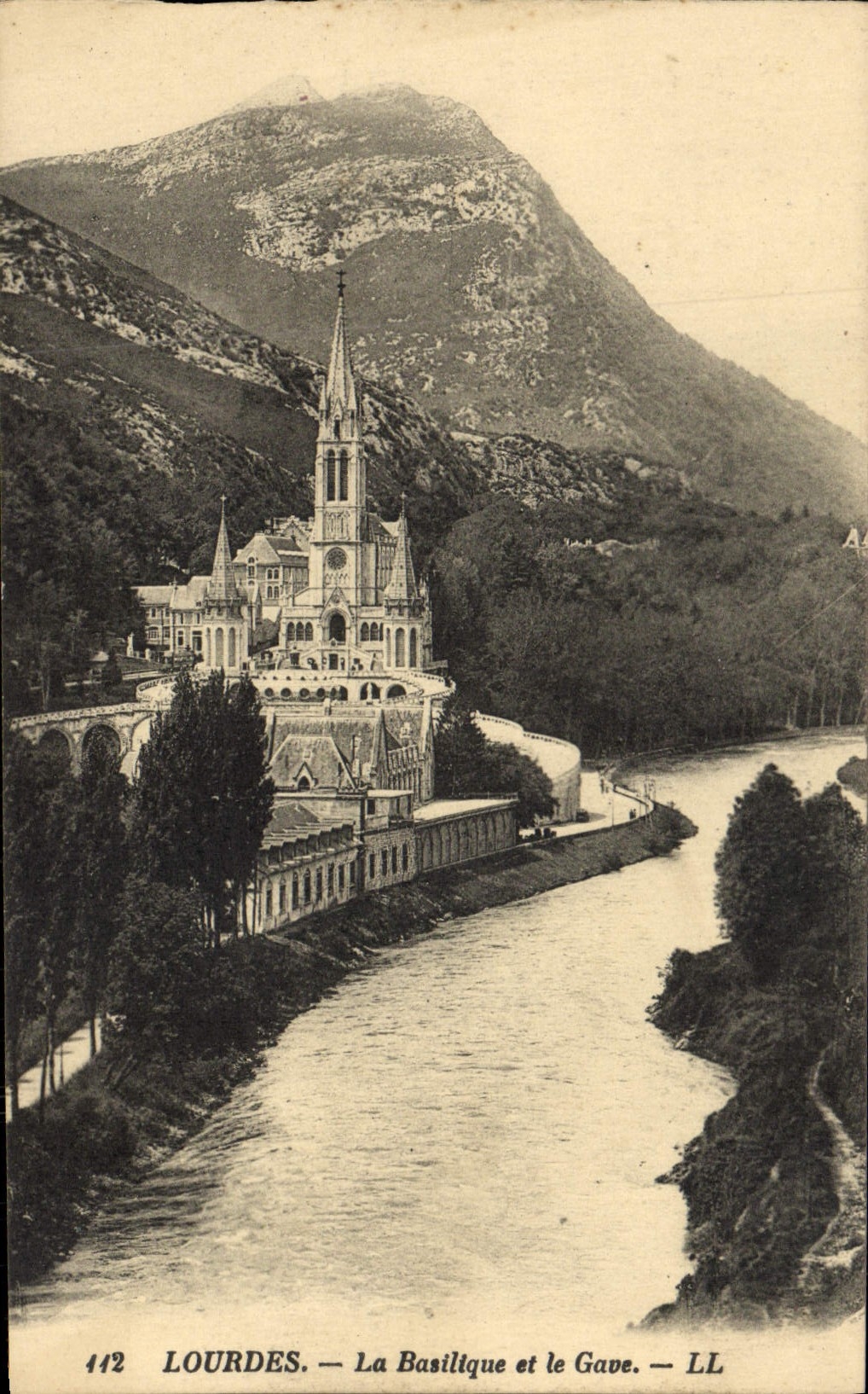 CPA Lourdes La basilique et le Gave