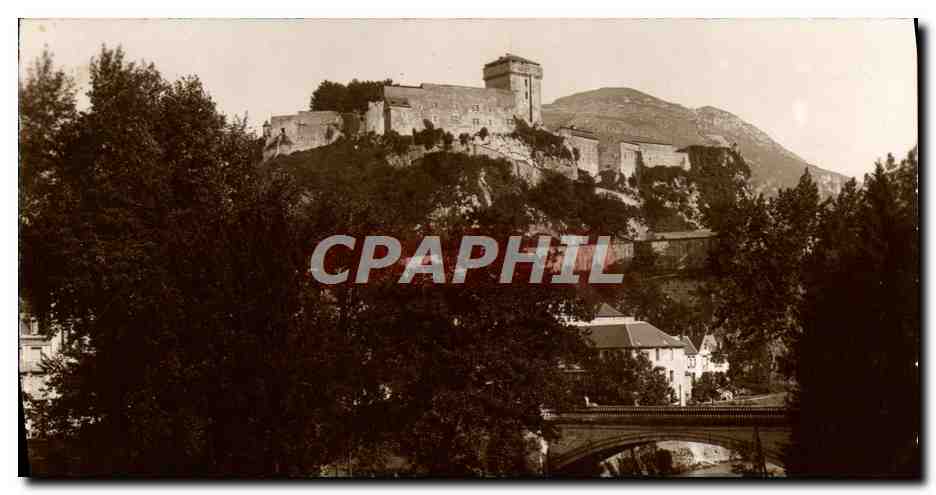 CPA Lourdes Le chateau fort et le Gave