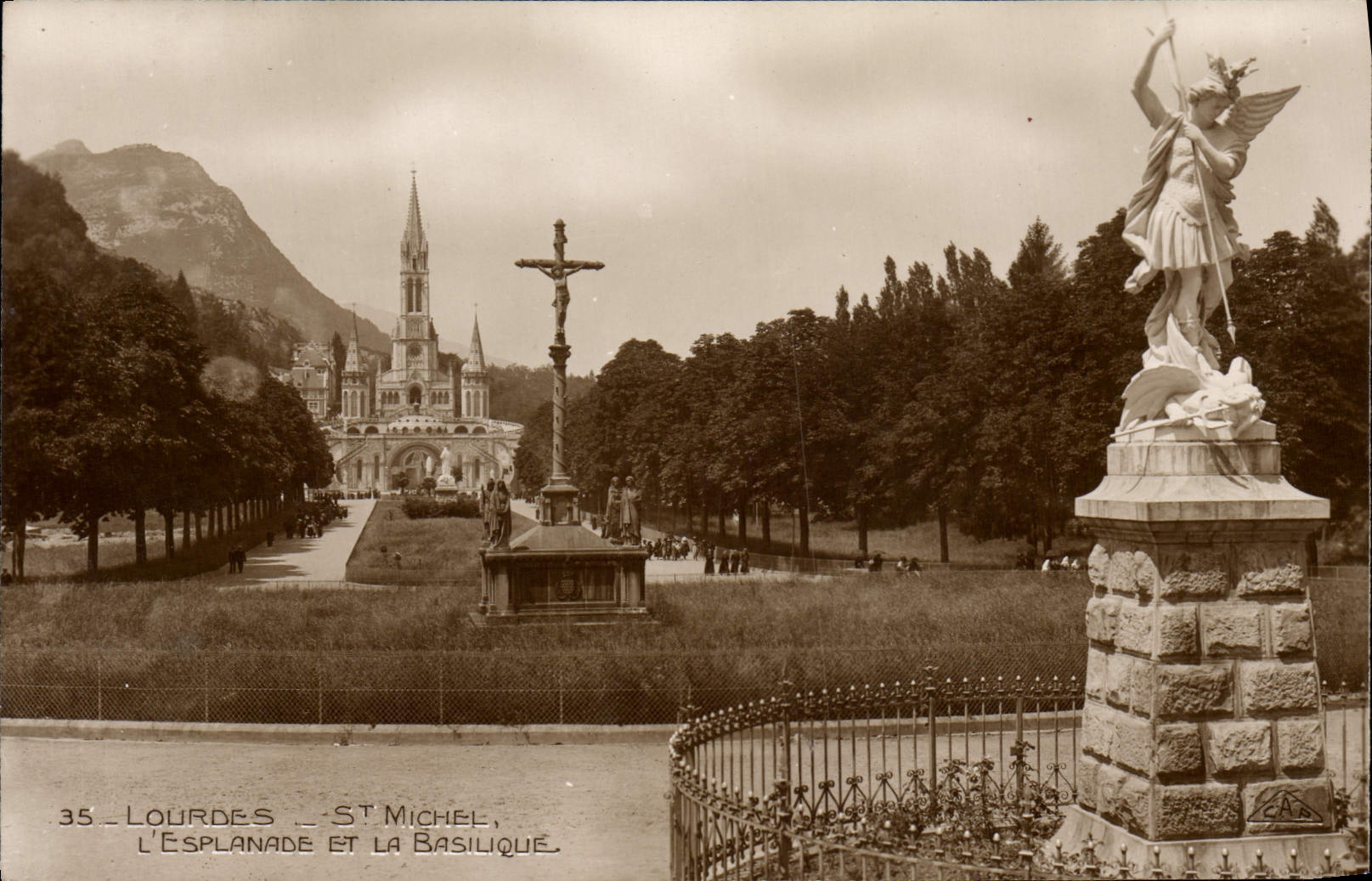 CPA Lourdes Saint Michel L'Esplanade et la Basilique