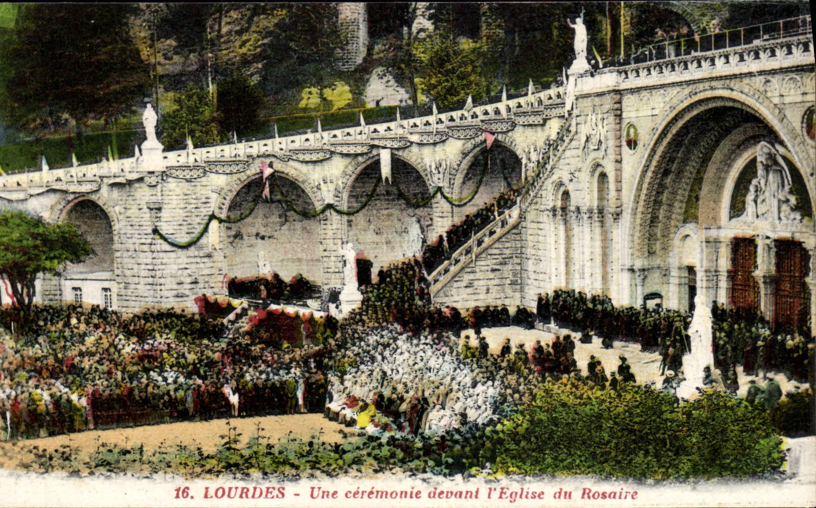 CPA Lourdes Une Ceremonie devant L'Eglise du Rosaire