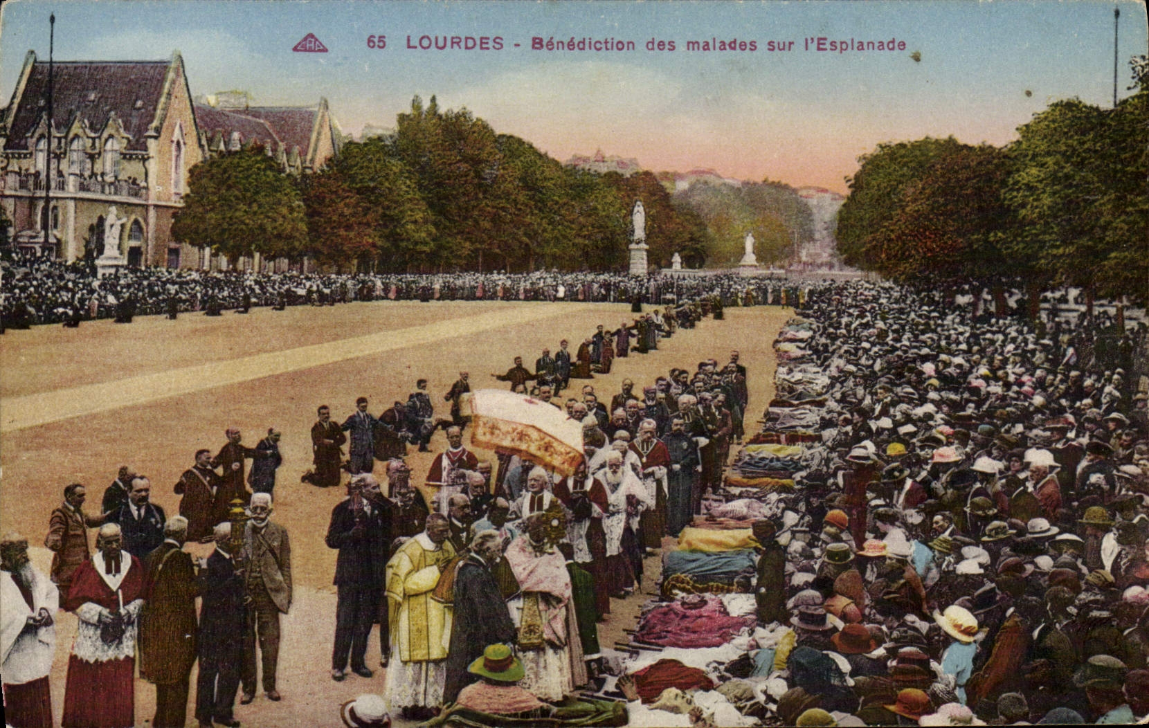 CPA Lourdes Benediction des Malades sur l'esplanade