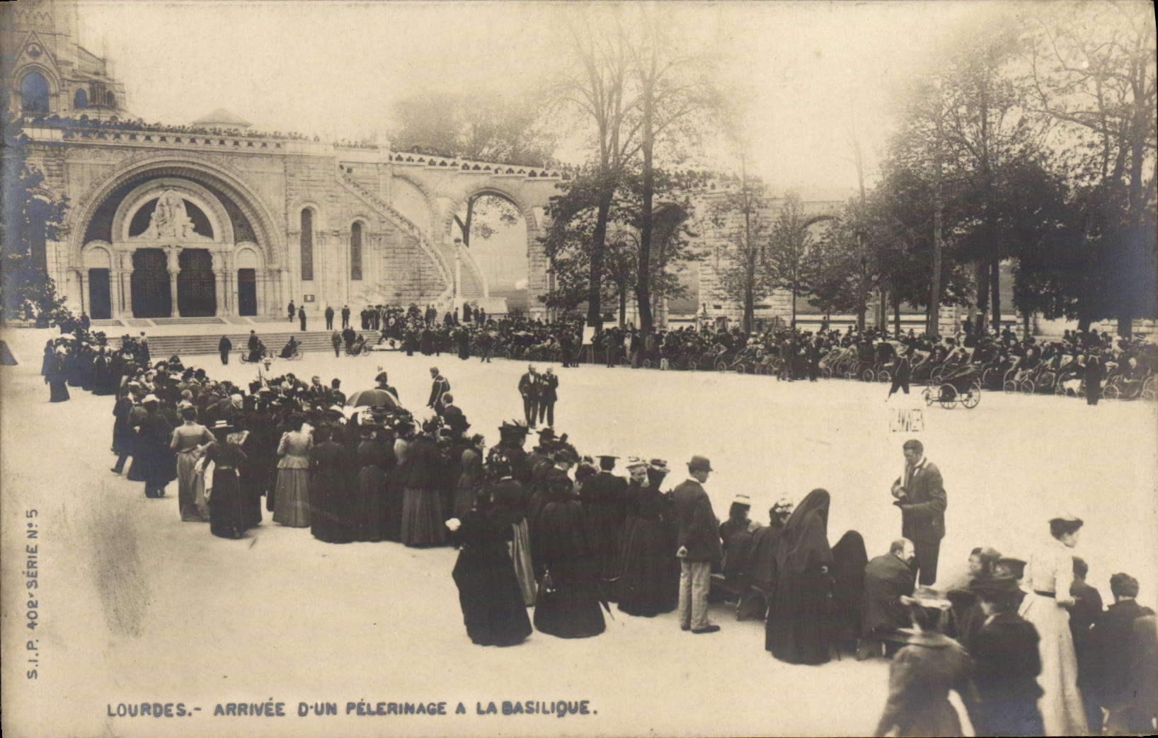 CPA Lourdes Arrivee Pelerinage a la Basilique