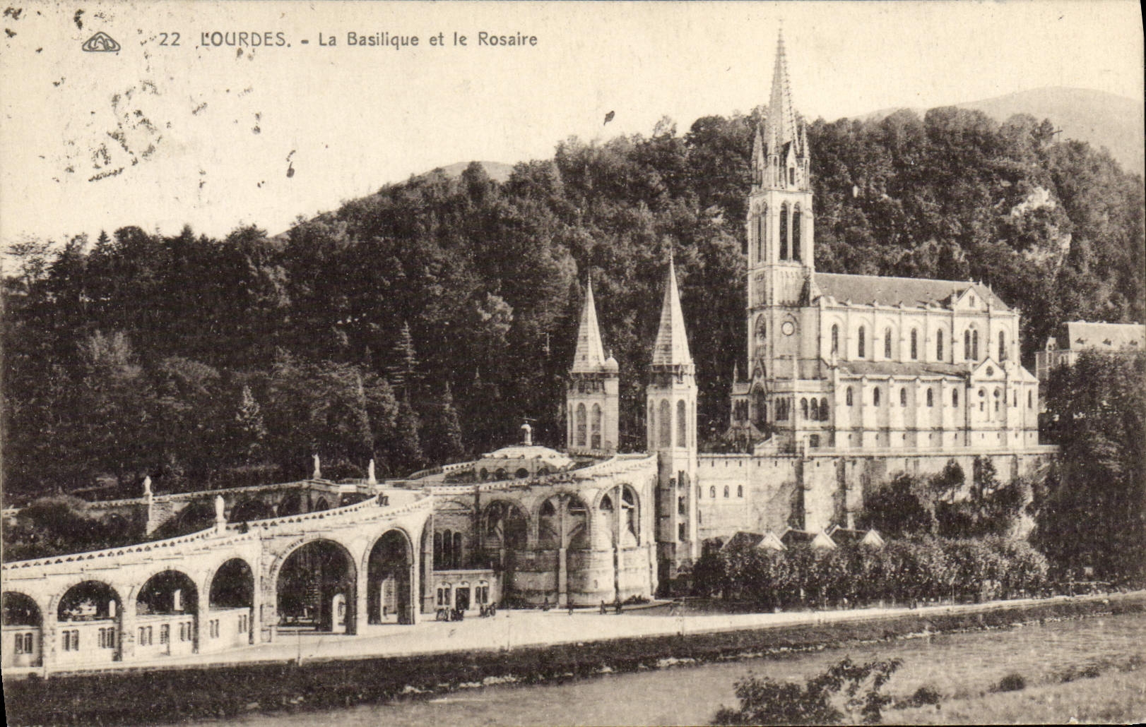 Lourdes - La Basilique et le Rosaire