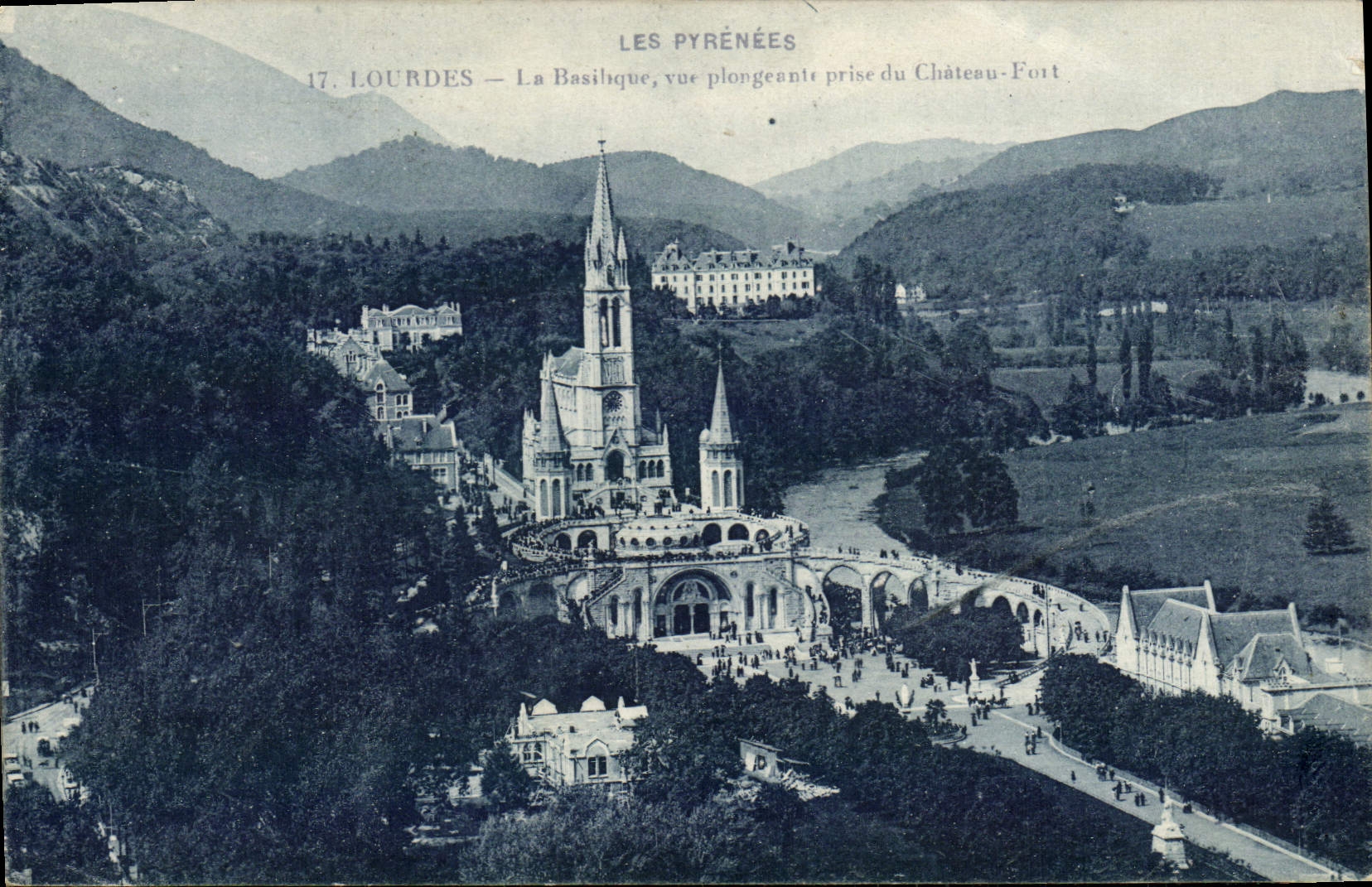 CPA Lourdes La Basilique Plongeante Prise du Chateau