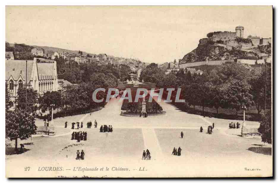 CPA Lourdes L'Esplanade et le Chateau