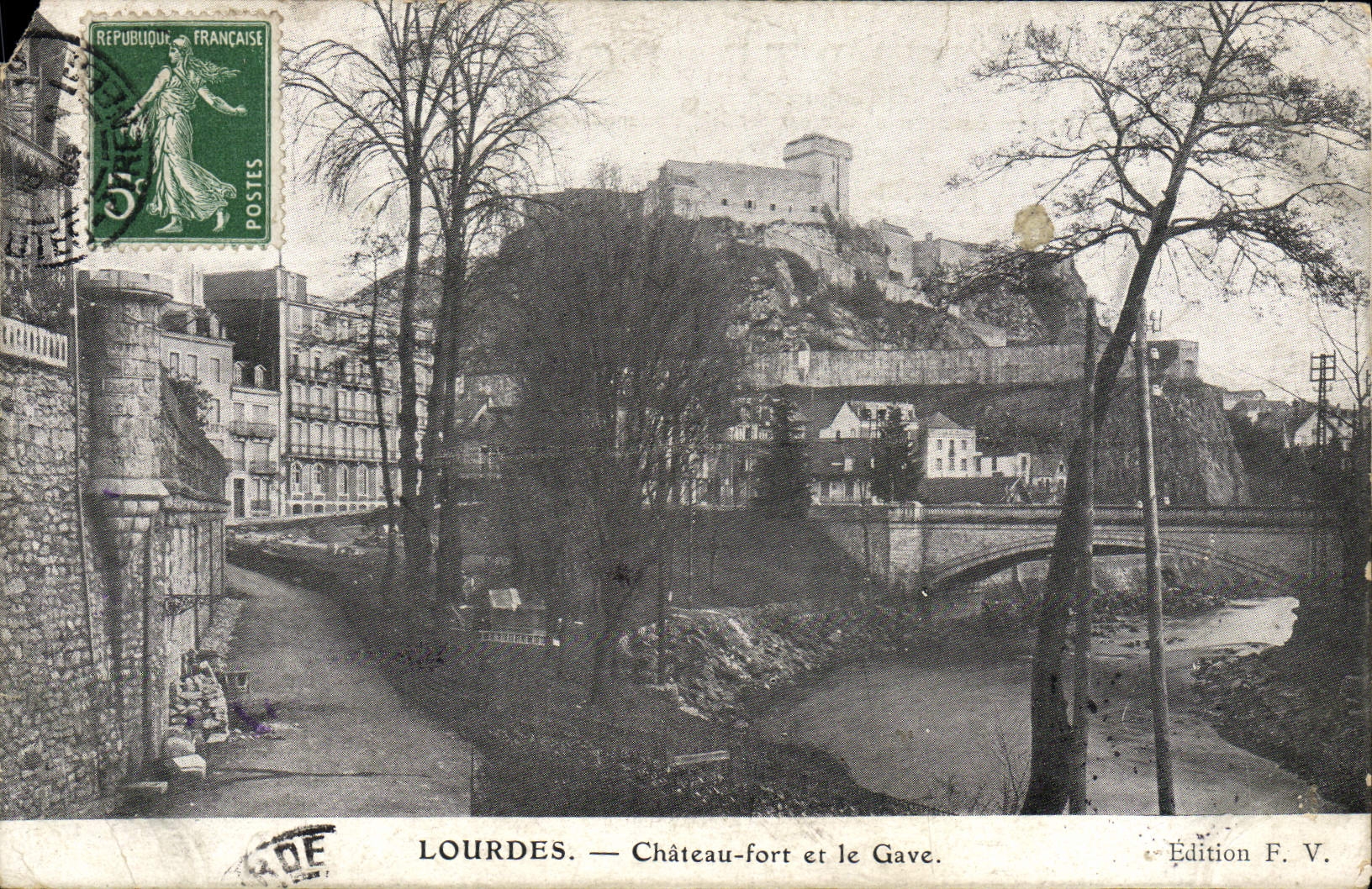 CPA Lourdes Chateau Fort et le Gave