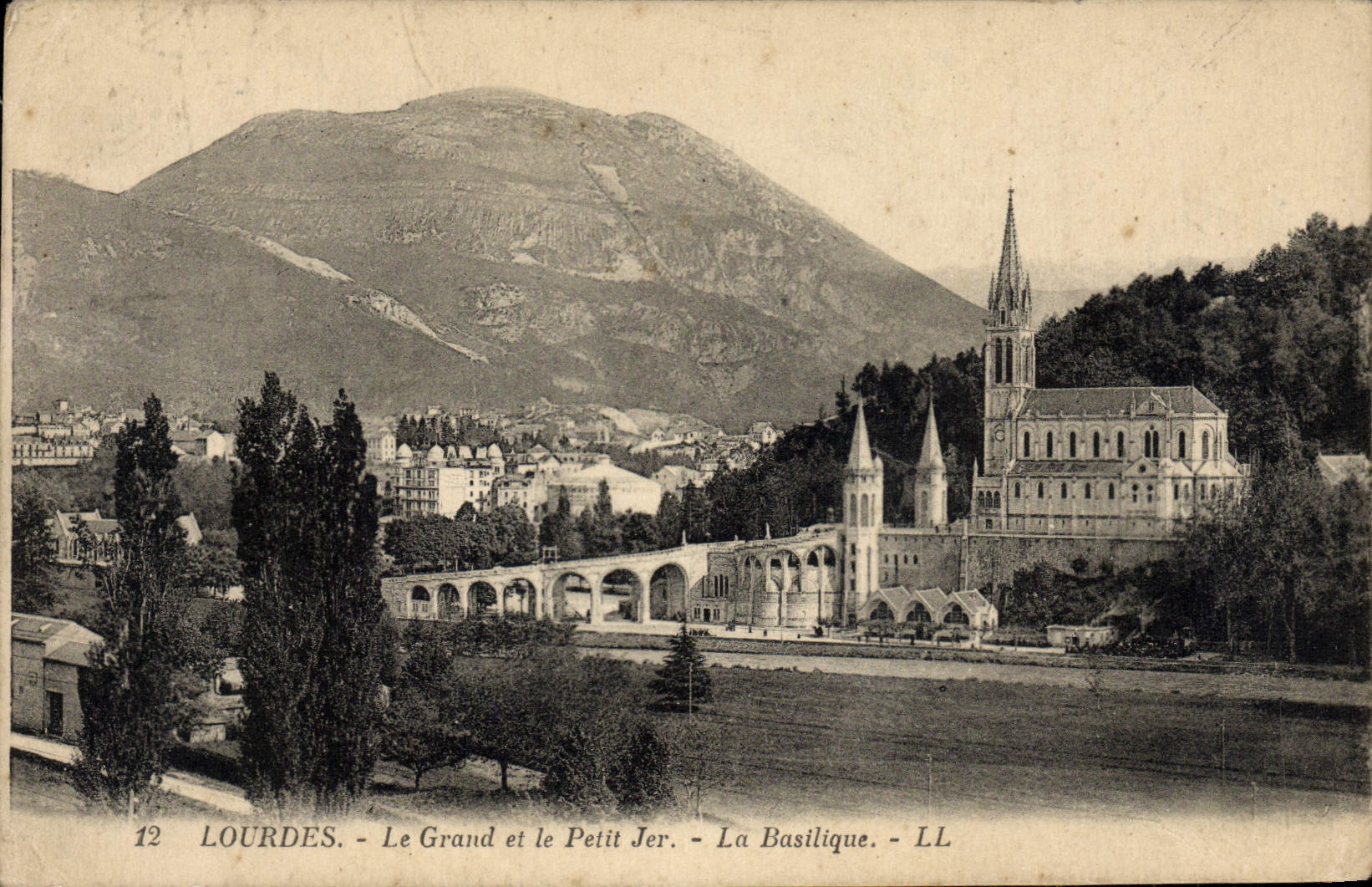 CPA Lourdes Le Grand et le Petit Jer La Basilique