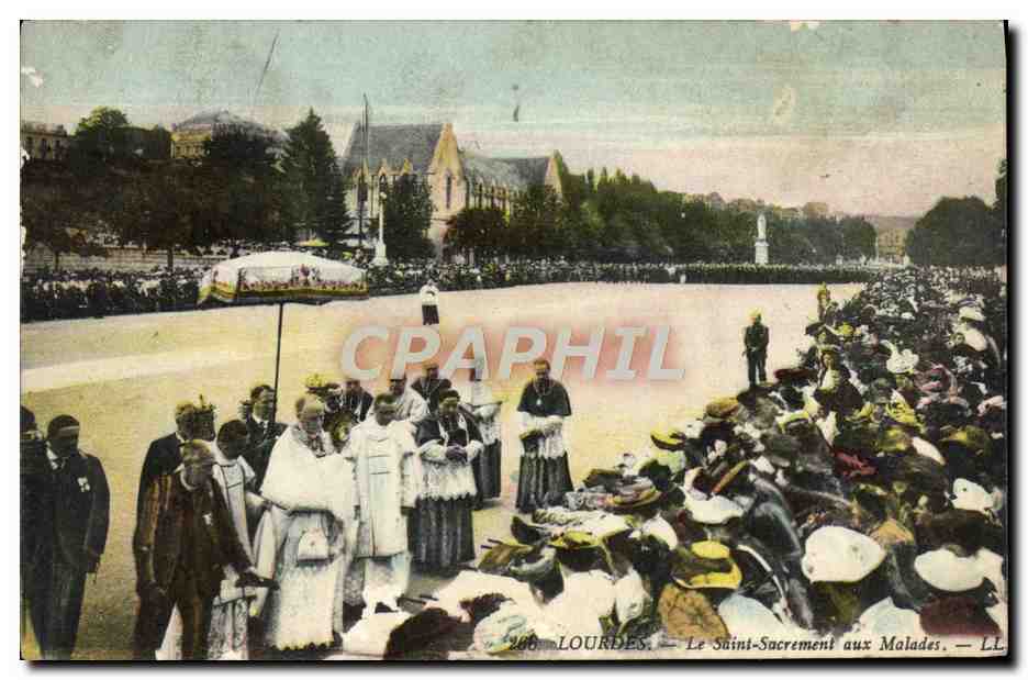 CPA Lourdes Le Saint Sacrement aux malades