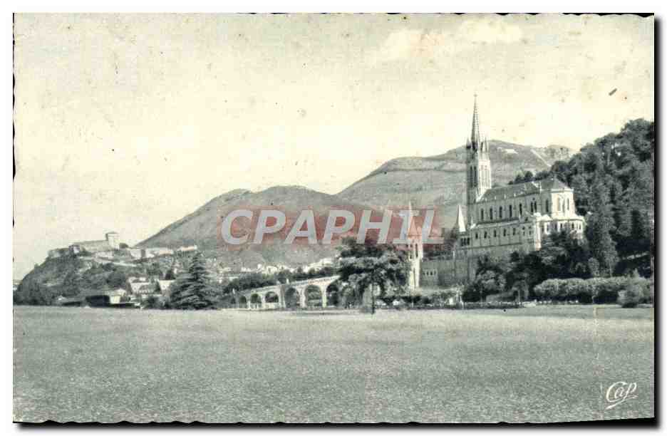 CPA Lourdes La basilique et le chateau fort 